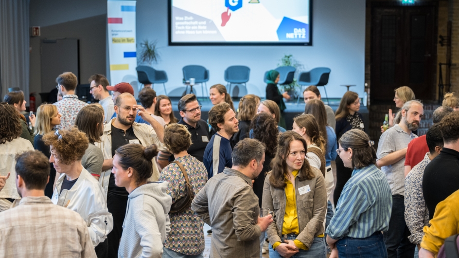 Teilnehmer*innen tauschen sich aus