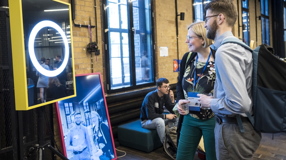 Community Event gegen Hass im Netz zum Thema „Screens & Society“ am 13. und 14. Mai 2024 im bUm Berlin