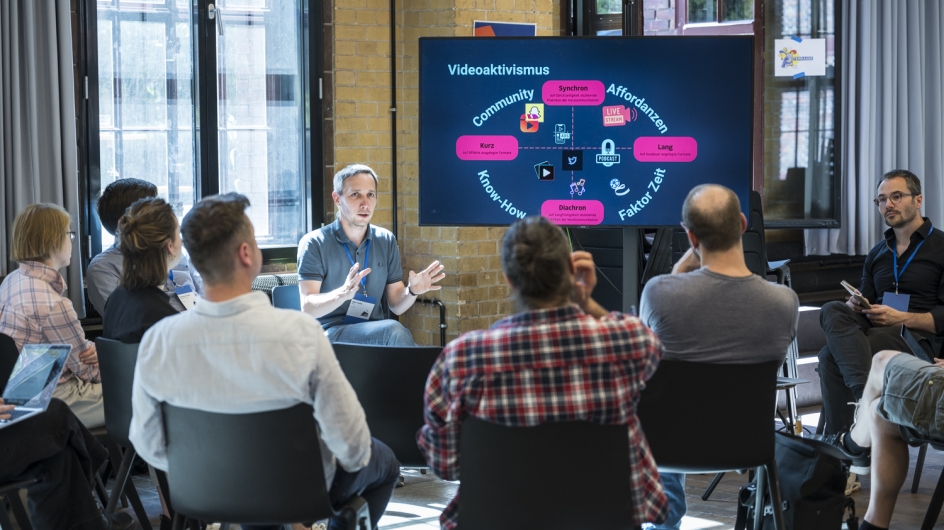 Community Event gegen Hass im Netz zum Thema „Screens & Society“ am 13. und 14. Mai 2024 im bUm Berlin