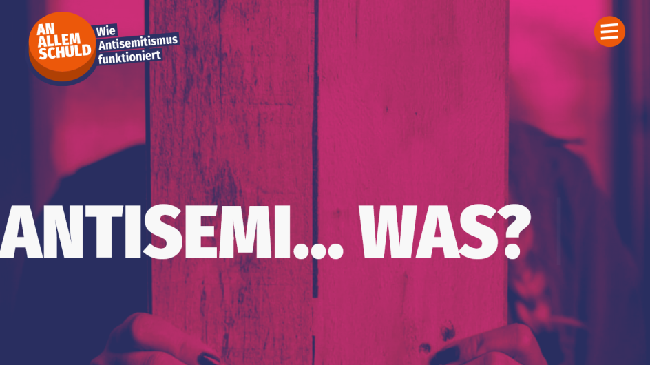 "Antisemi...Was?"-Text auf rosanem Foto von einer Holzplatte, "An allem schuld: – Wie Antisemitismus funktioniert"-Logo links oben in der Ecke