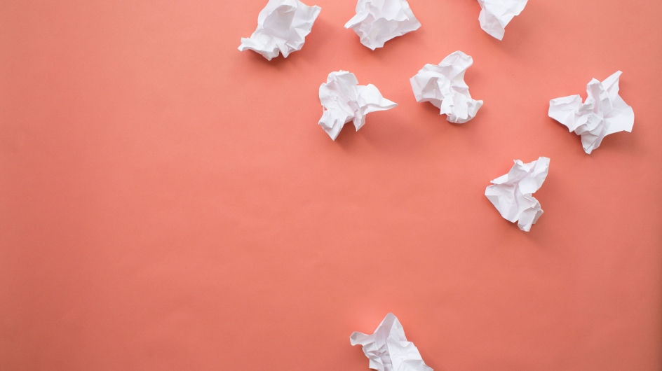 Zerknüllte Papierzettel auf einem Tisch © Death to the Stock Photo