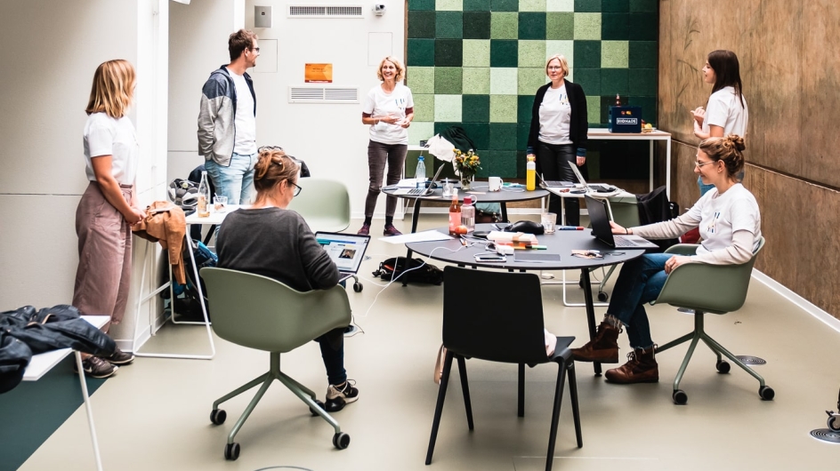 Foto des Organisationsteams während einer Besprechung